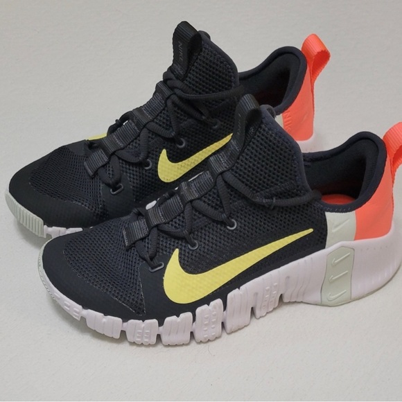 Nike Shoes - NIKE METCON
